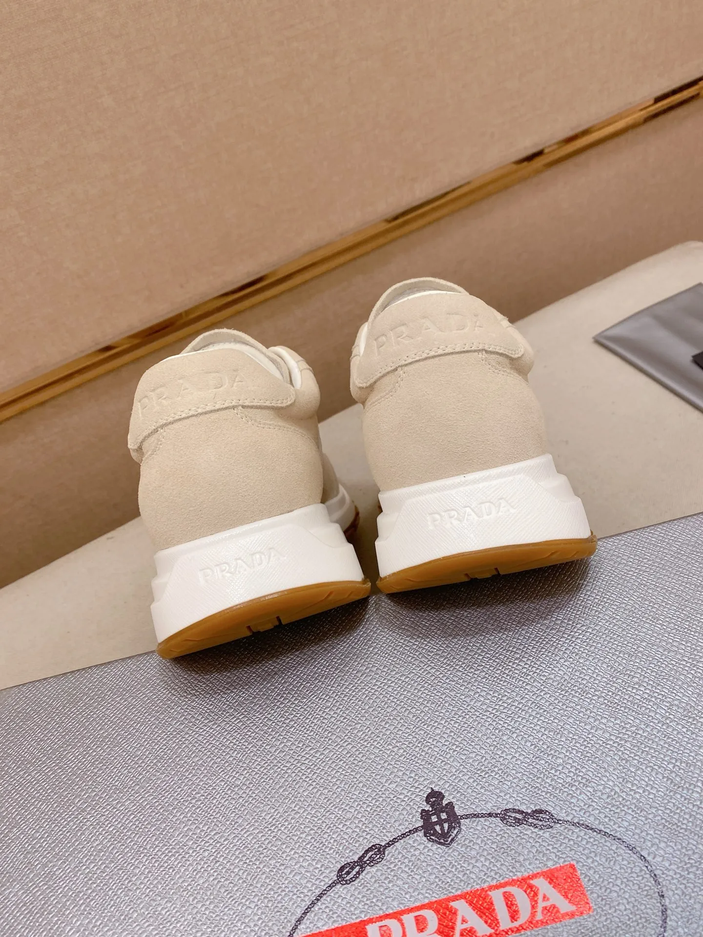 Men's shoes 💰 580💰 ✔️✔️✔️High version High-quality new PRADA counters are launched simultaneously. The new men's shoes and 😘fabric are selected suede cowhide and are made by pure handicrafts. Lining: Full cowhide lining. 👍🏿 High-end ☄️ air-cushion molded anti-slip rubber outsole, exquisite lines, simple and elegant, comfortable and high-end for leisure travel. Code number: 38 to 44